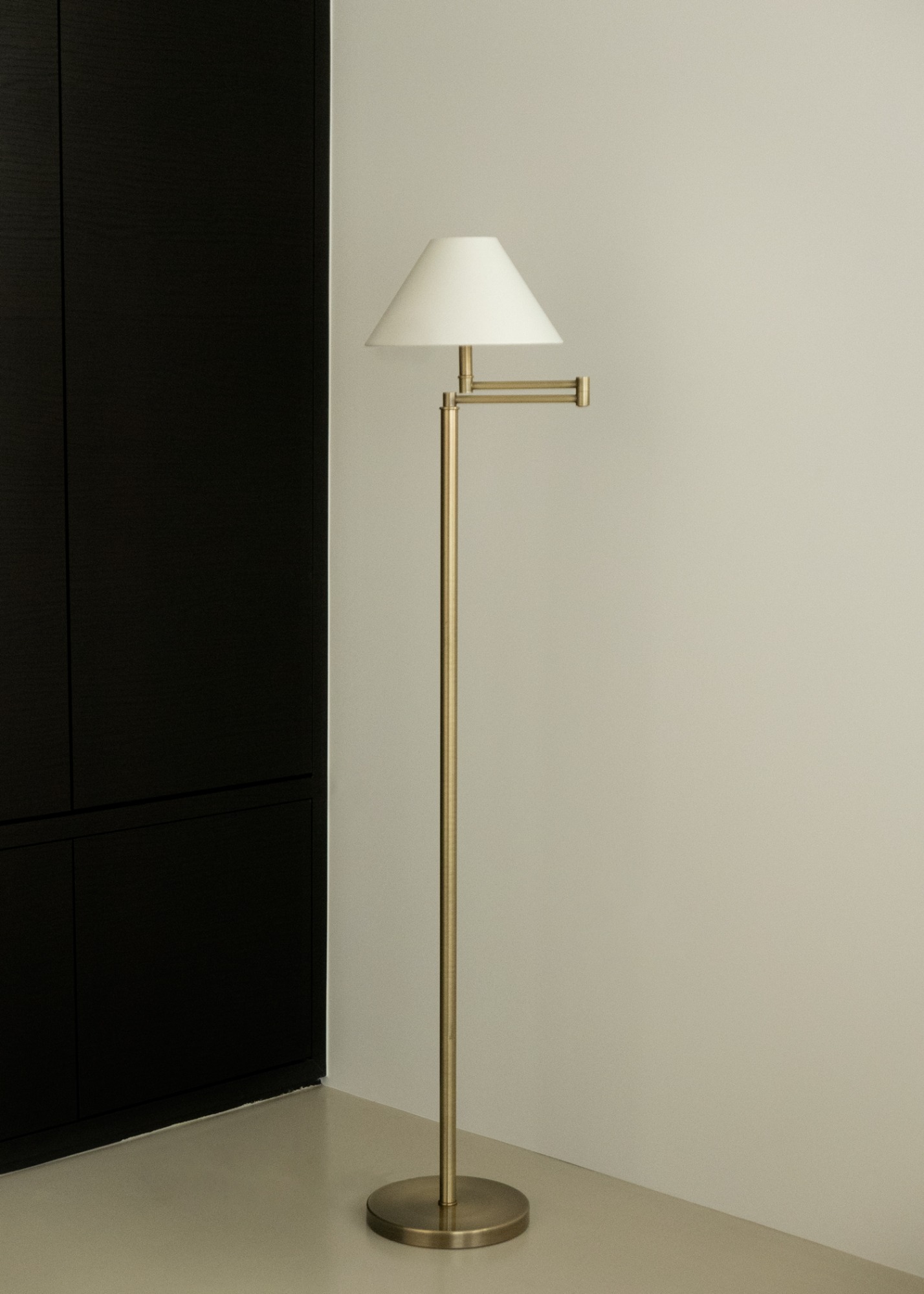 Line Floor Lamp Brass