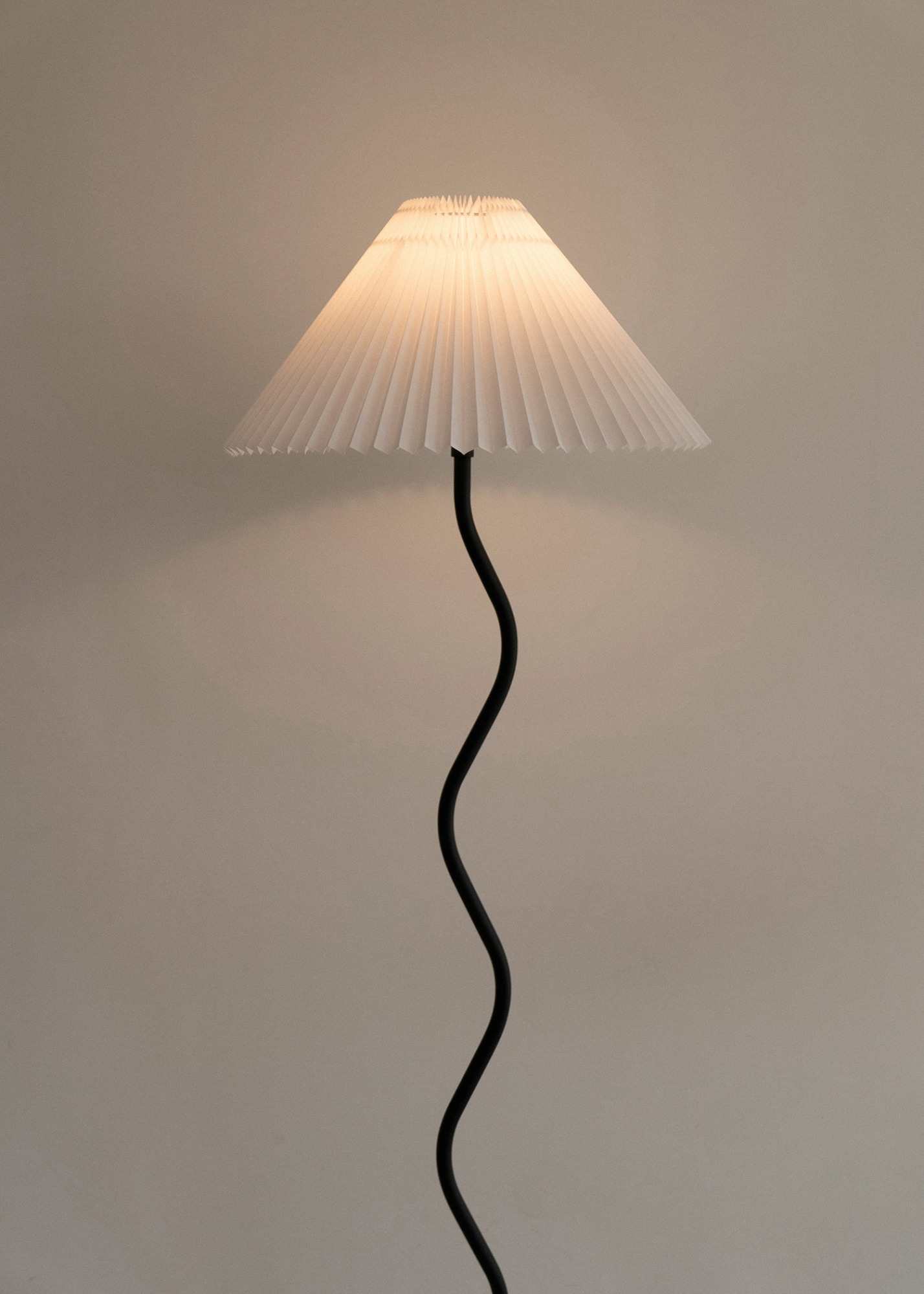 Spiral Floor Lamp (Black / White)