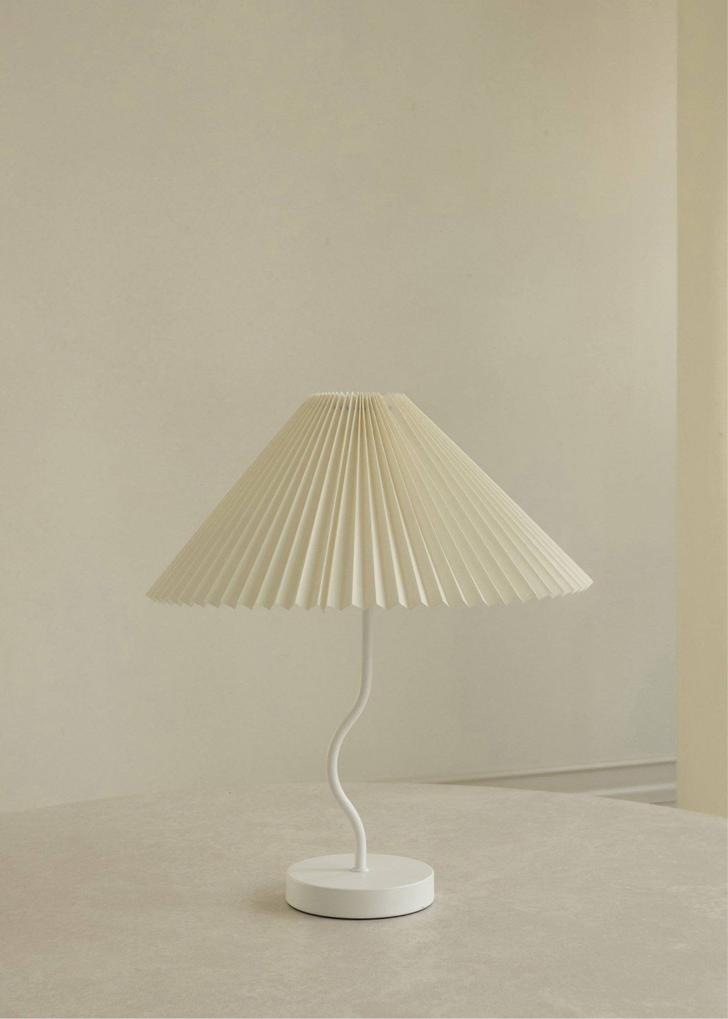 Pleated Stand Lamp White M 리퍼브