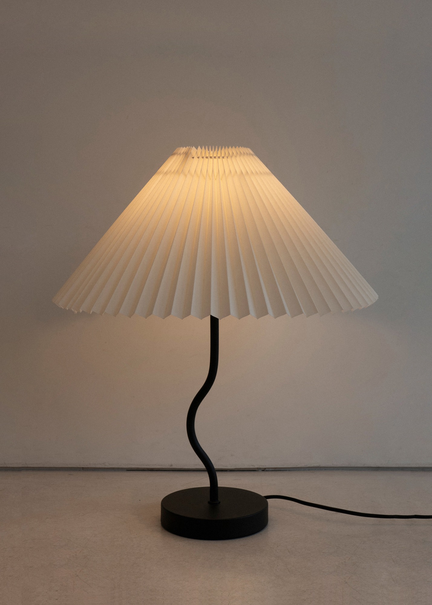 Pleated Stand Lamp Black M