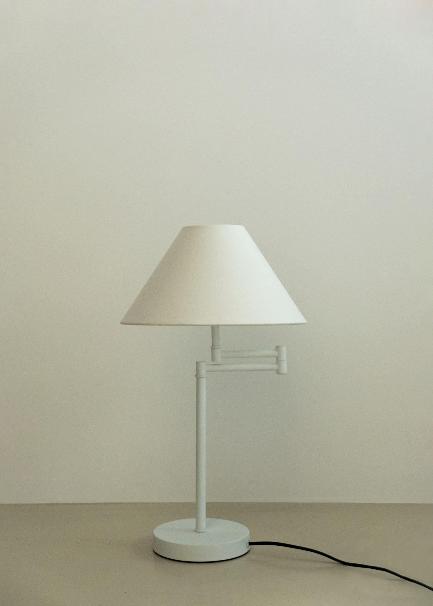 Line Stand Lamp White